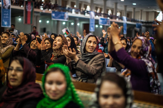 Donne afghane che acclamano Habiba Sarobi, candidata per la vice presidenza alle elezioni di sabato. Fatta da Bryan Denton per il The New York Times