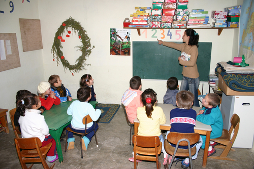Una classe in una scuola albanese